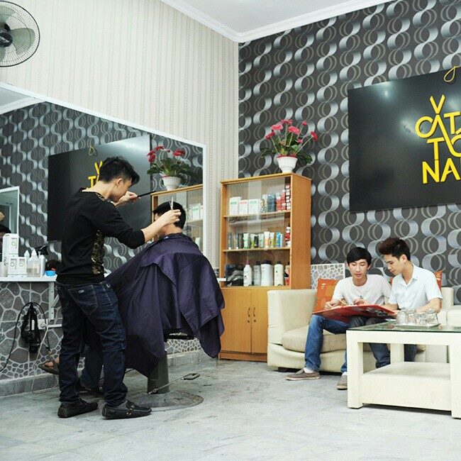 Hệ thống Cắt tóc nam lớn nhất Việt Nam với đội ngũ nhân viên chuyên nghiệp, tay nghề được qua đào tạo, kết hợp với không gian ấn tượng, hài hoà cùng với phong cách phục vụ chu đáo