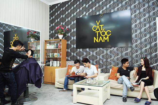 Hệ thống Cắt tóc nam lớn nhất Việt Nam là tiệm cắt tóc chuyên biệt dành cho nam giới, chúng tôi luôn luôn cập nhật, tư vấn cho bạn những mẫu tóc mới nhất sao cho thật phù hợp với gương mặt, trang phục, độ tuổi, mục đích, gu thẩm mỹ của bạn.