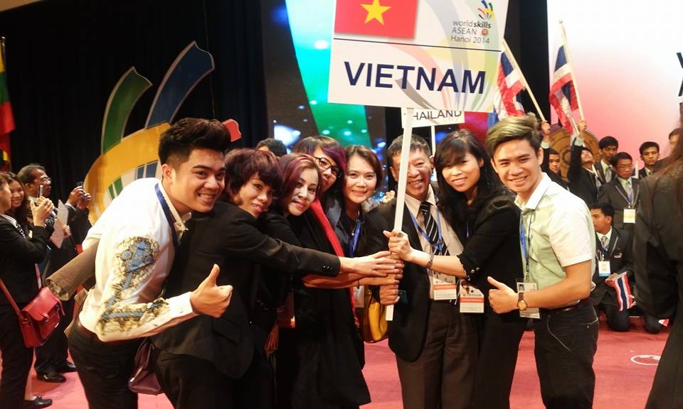 Kỳ thi tay nghề ASEAN lần thứ 10 diễn ra từ ngày 19 đến 29/10 tại Trung tâm hội nghị quốc gia, Hà Nội. Gần 300 thí sinh đến từ 10 nước thành viên ASEAN dự thi 25 nghề (23 nghề chính thức, 2 nghề trình diễn) - nhiều nhất từ trước đến nay, trong đó có 2 nghề lần đầu tổ chức thi là robot di động và bảo trì máy CNC. Hội thi được tổ chức 2 năm một lần.