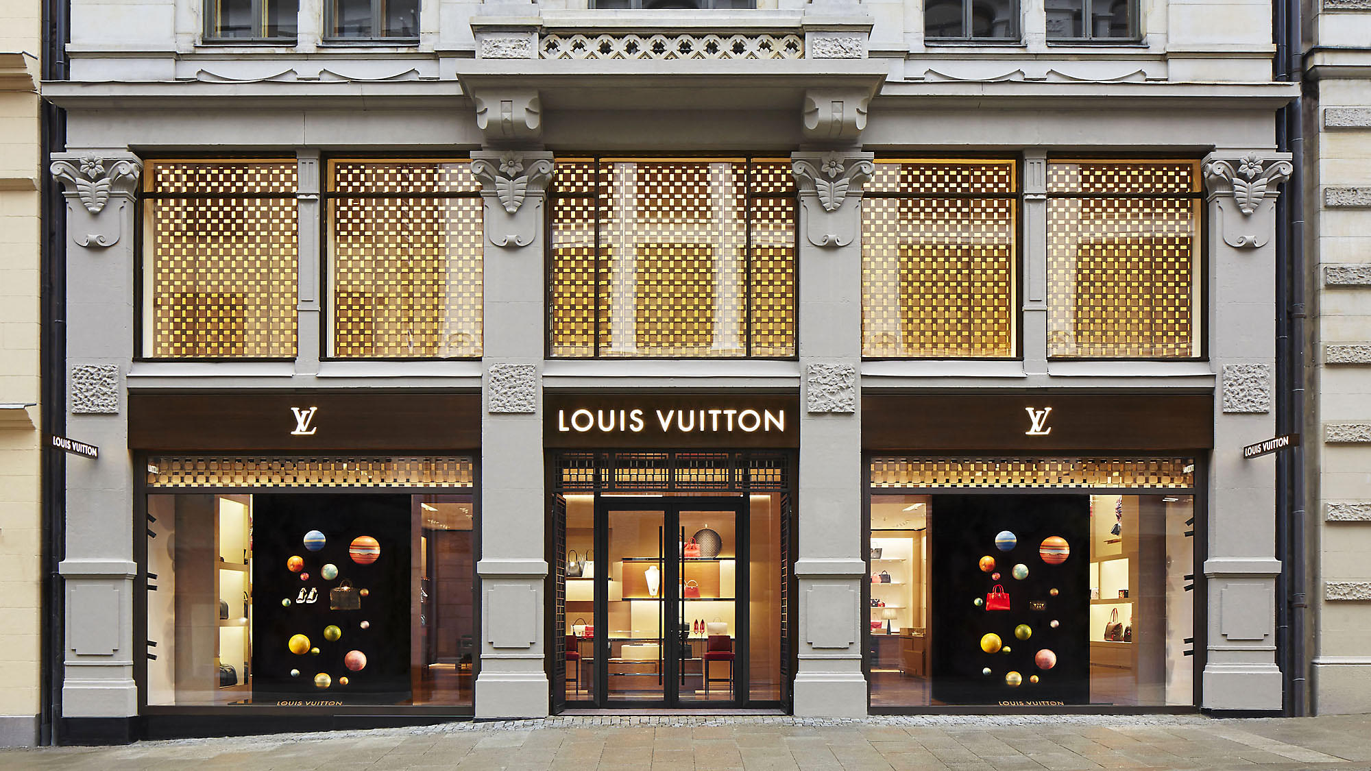 Giày Louis Vuitton giá bao nhiêu