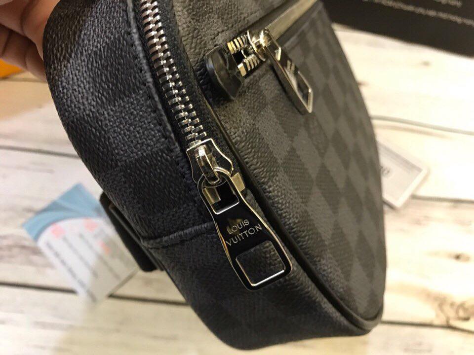 Túi đeo hông Louis Vuitton siêu cấp tiện dụng cho nam giới