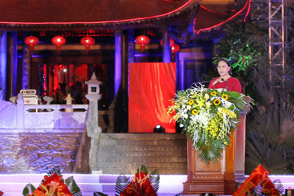 Nguyễn Thị Kim Ngân - UVBCT, Phó Chủ tịch Quốc hội Nước Cộng hòa XHCN Việt Nam trao Nghị quyết của Ủy ban Thường vụ Quốc hội về thành lập TX Phổ 