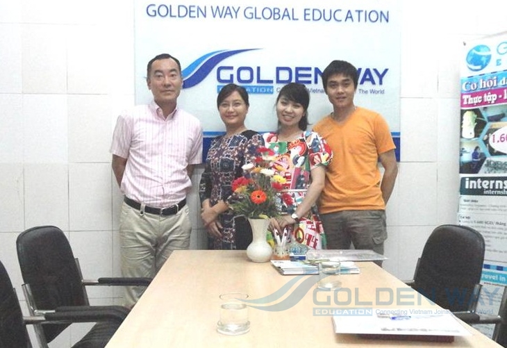 Đại diện trường Kohwa về phỏng vấn học sinh Golden Way