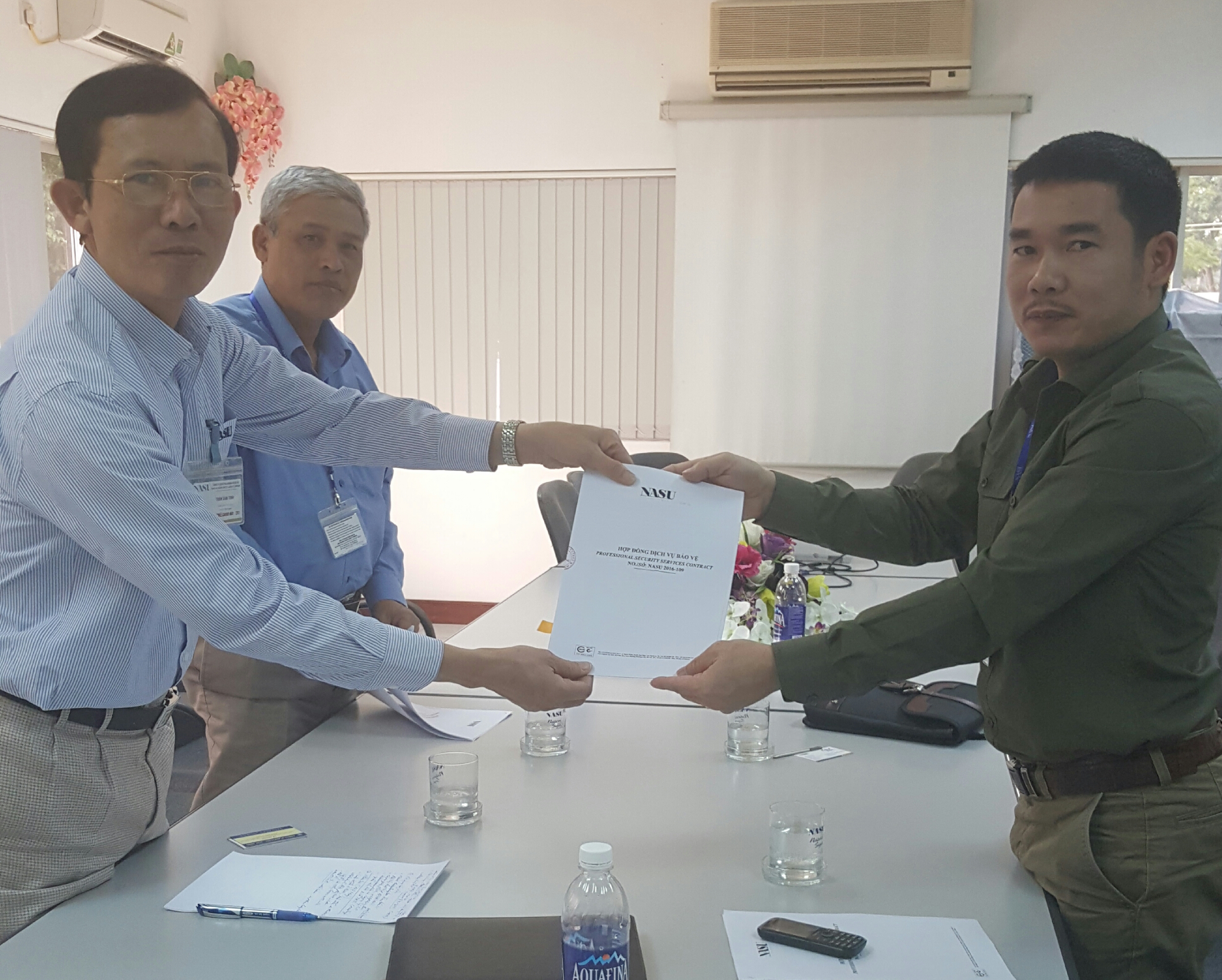 Lễ ký hợp đồng bảo vệ giữa lãnh đạo INVICO và nhà máy
