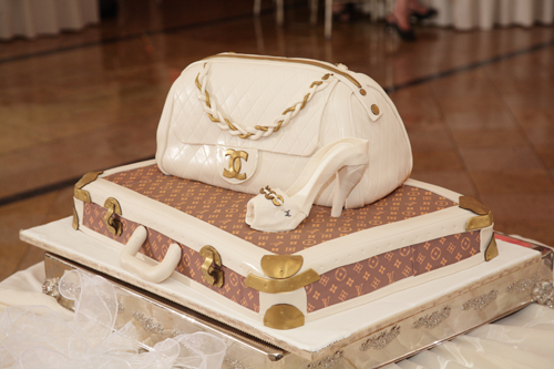 BTNY39  Bánh sinh nhật Louis Vuitton  dâu tây sz14 cao 10cm  Tokyo  Gateaux  Đặt bánh lấy ngay tại Hà Nội