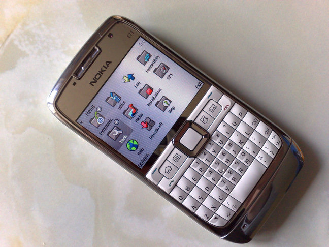 dien-thoai-nokia-e71-chinh-hang-gia-re-ban-phim-qwerty-3